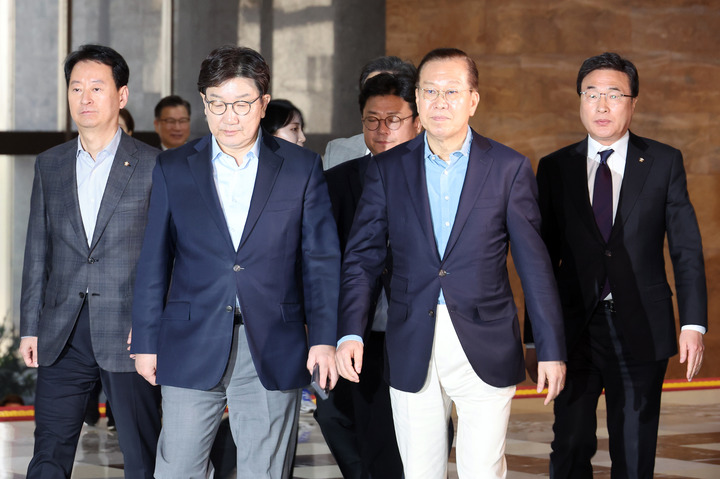 국민의힘 권영세 비상대책위원장과 권성동 원내대표가 6일 서울 여의도 국회에서 열린 의원총회에 참석하고 있다. 연합뉴스