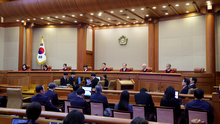 4일 서울 종로구 헌법재판소 대심판정에서 윤석열 대통령 탄핵심판 선고가 열리고 있다. 연합뉴스
