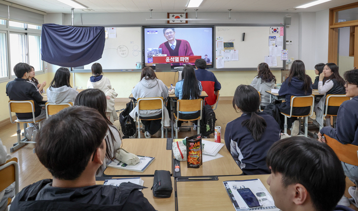 지난 4일 서울 종로구 헌법재판소 대심판정에서 열린 윤석열 대통령 탄핵심판 선고과정을 울산 북구의 한 고등학교 학생들이 생중계를 통해 함께 시청하고 있다. 이수화 기자