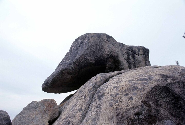 남산 국사골 고깔바위