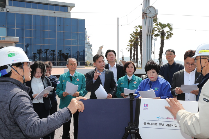 울산 남구의회는 8일 최근 울산태화호 계류장 조성사업으로 소음공해 민원 등이 잇따르고 있는 장생포고래문화특구 내 사업 현장을 긴급 방문해 피해 상황을 점검했다. 남구의회 제공