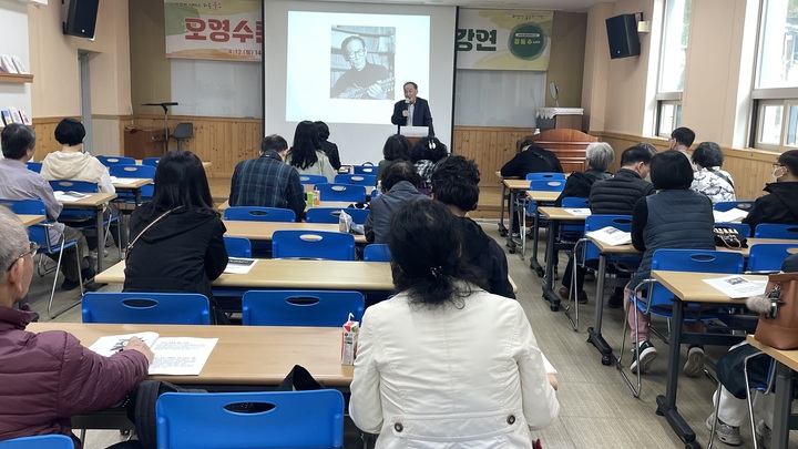 오영수의 문학 정신을 기리기 위한 2025년 오영수문학관 첫 강연이 12일 오후 2시, 울산 울주군 오영수문학관 난계홀에서 열렸다. 이날 연단에 선 이는 제18회 오영수문학상을 수상한 소설가 강동수였다.