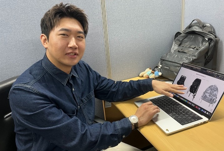 ㈜모티브이펙트 전창호대표가 홈페이지에서 판매중인 제품에 대해 설명하고 있다.