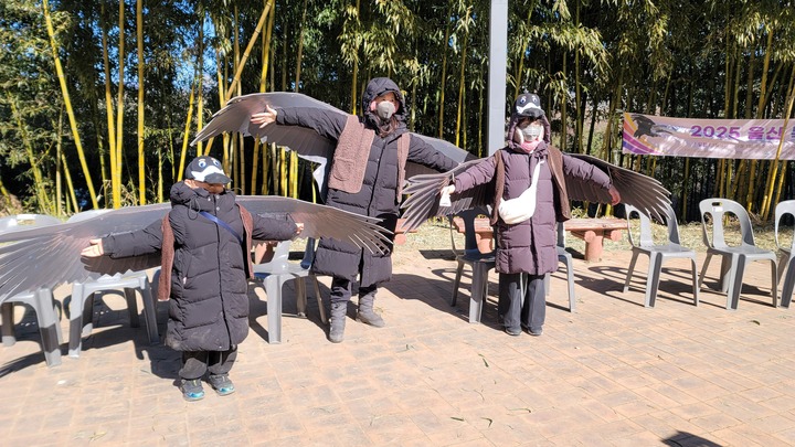 울산 독수리학교의 독수리 날개 옷 체험 장면.