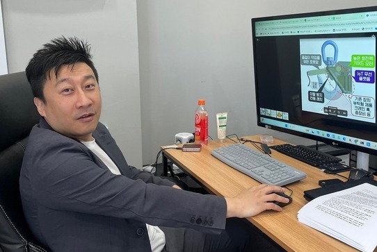 ㈜워터리아(Water-RIA)의 배성로 대표가 기술이 작동되는 원리에 대해 설명하고 있다.