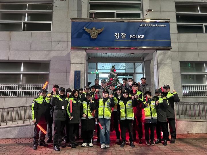 울주군 온산읍 덕신 외국인자율방범대가 지역 순찰전 기념촬영을 하고 있다.
