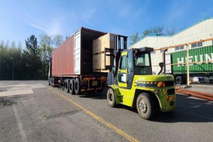 24일 오전 자일자동차 울산공장에서 베트남 공장으로 옮겨지는 것으로 추정되는 버스 부품들이 화물차에 실리고 있다. 자일대우버스노조 제공