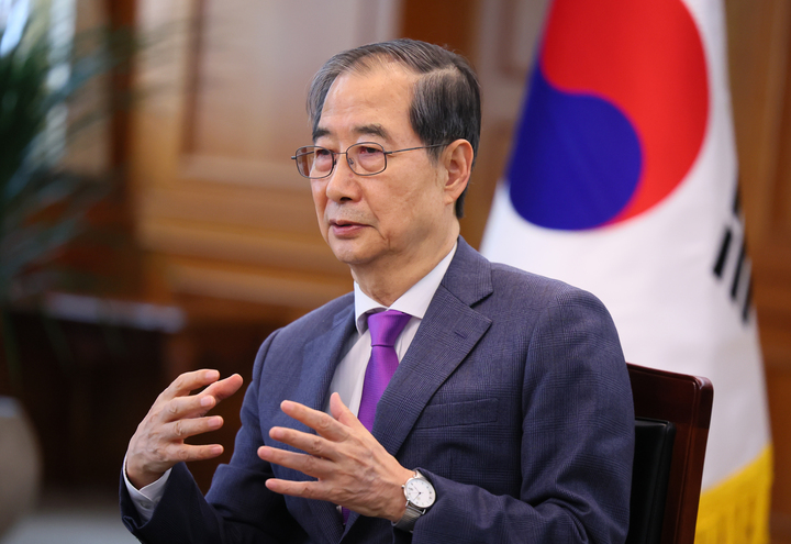 한덕수 대통령 권한대행 국무총리가 지난 22일 영국 시사주간지 '더 이코노미스트'와 인터뷰를 하고 있다. 연합뉴스