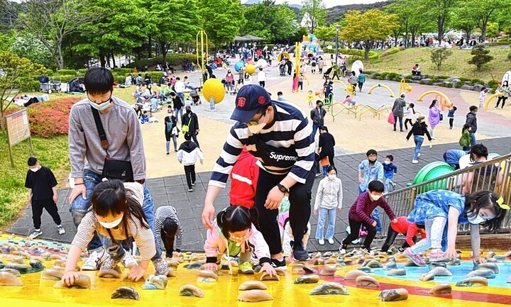 울산대공원 환경테마놀이시설로 나들이 나온 가족단위 행락객들이 암벽타기를 하며 즐거운 시간을 보내고 있다. 울산매일 포토뱅크