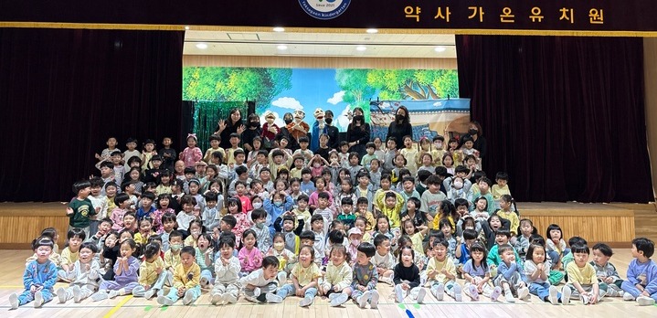 약사가온유치원도 지난 4월 30일 강당에서 '금도끼 은도끼' 인형극을 선보였다.