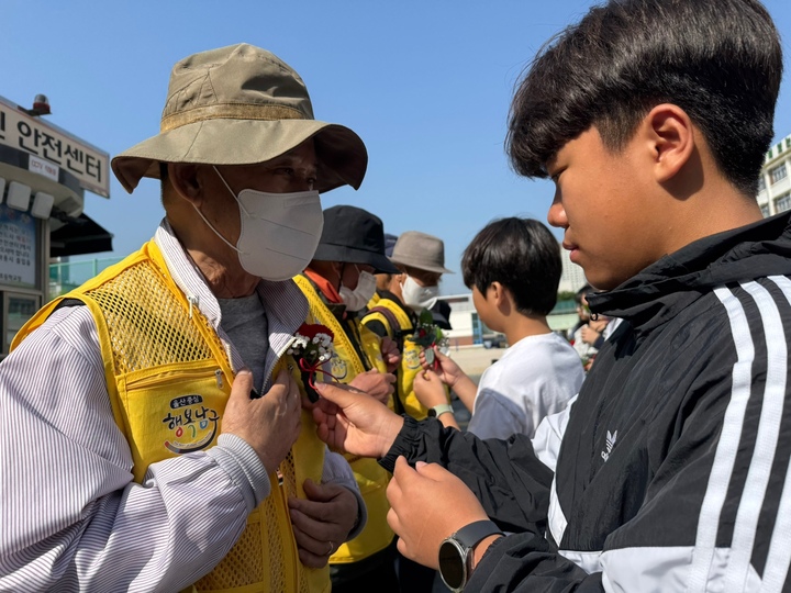 울산 삼신초등학교 학생들이 8일 시니어 교통봉사단 어르신들께 감사의 마음을 전했다.