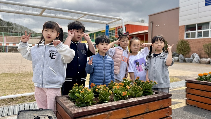 삼동초등학교 학생들은 8일 직접 키운 카네이션과 감사한 마음을 담아 쓴 손편지와 함께 부모님께 전달했다.