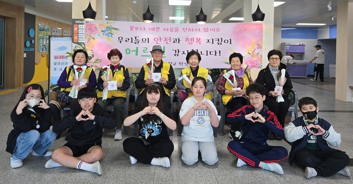 양사초등학교는 8일 배움터 지킴이, 시니어 자원봉사자 어르신들께 감사 의미로 카네이션과 손편지를 전달한 후 기념촬영을 했다.