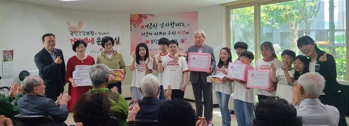 반곡초등학교는 8일 내안애 양우아파트 경로당을 방문해 어버이날 찾아가는 늘품 효 잔치를 열고 카네이션 달아드리기, 동요합창 등을 하며 감사의 마음을 전했다.