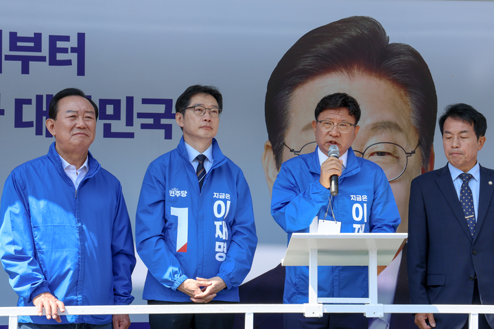 12일 울산 남구 공업탑로터리에서 열린 더불어민주당 울산시당선거대책위원회 출정식에서 더불어민주당 이선호 울산 상임선거대책위원장이 이재명 대선 후보 지지를 호소하고 있다. 이수화 기자