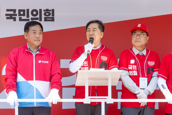 12일 울산 남구 태화로터리에서 열린 국민의힘 울산시당선거대책위원회 출정식에서 국민의힘 김기현 울산 선대위 총괄선거대책위원장이 김문수 대선 후보 지지를 호소하고 있다. 최지원 기자