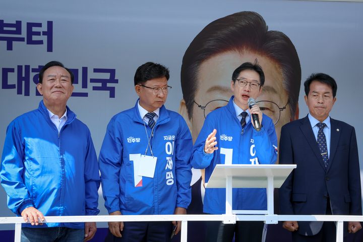 12일 울산 남구 공업탑로터리에서 열린 더불어민주당 울산시당선거대책위원회 출정식에서 더불어민주당 김경수 중앙선거대책위원회 총괄선대위원장이 이재명 대선 후보 지지를 호소하고 있다. 이수화 기자