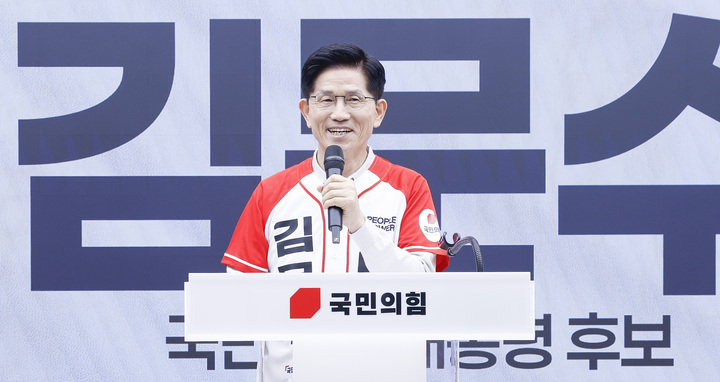 국민의힘 김문수 대선 후보가 12일 서울 영등포구 여의도 국민의힘 중앙당사에서 열린 중앙선대위 임명장 수여식에서 발언하고 있다. 연합뉴스