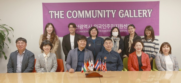 반차 은용쫑짜른 태국 공사 등 태국 대사관 관게자들이 지난 10, 11일 울산을 방문해 박유리 울산외국인지원센터장 등과 감담회를 가진 후 기념촬영을 했다.