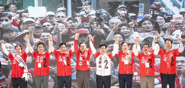 국민의힘 김문수 대통령 후보가 제21대 대통령 선거 공식 선거운동 둘째 날인 13일 울산을 찾아 중구 뉴코아아울렛 앞에서 국민의힘 김기현·박성민·서범수·박대동 국회의원들과 함께 유세를 하고 있다. 이수화 기자