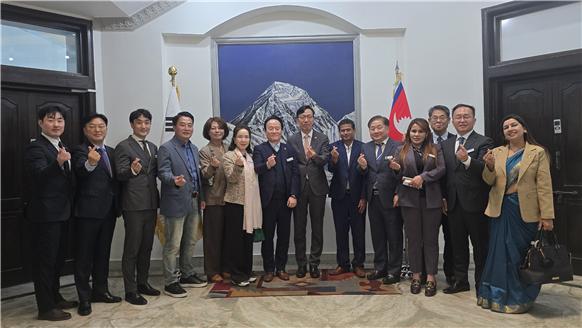  네팔 총리 면담 후 기념 촬영을 하고 있는 한국·네팔국제교류협회 한국 방문단 일행. 필자제공 사진
