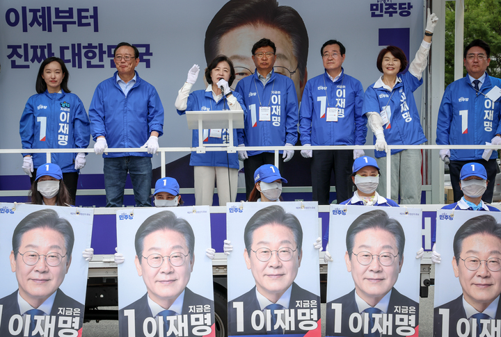 더불어민주당 추미애 총괄선대위원장, 한정애 수석부위원장, 민홍철 울산경남위원장은 21일 오전 울산을 찾아 울산대공원 정문 앞에서 울산시당 선대위 이선호 상임선대위원장 및 전은수 공동선대위원장과 함께 이재명 대선 후보에 대한 지지를 호소하고 있다. 이수화 기자