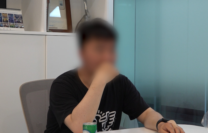 캄보디아 현지에 거점을 둔 대규모 범죄 조직의 '로맨스 스캠' 사기 피해자가 본지와 인터뷰를 진행하고 있다.