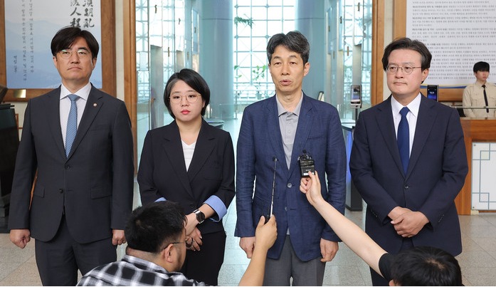 국회 행정안전위원회 소속 윤건영, 용혜인, 채현일, 김성회 의원이 1일 '리박스쿨'이라는 보수 성향 단체의 댓글 조작 의혹에 대한 경찰의 신속한 수사를 촉구하며 서울 서대문구 경찰청 방문을 마친 뒤 발언하고 있다. 연합뉴스