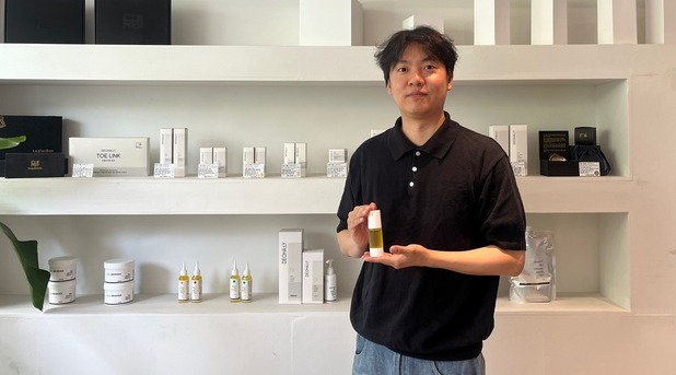 박종성 대표가 브랜드 'DEOHA:LY(더할리)'의 제품을 소개하고 있다.
