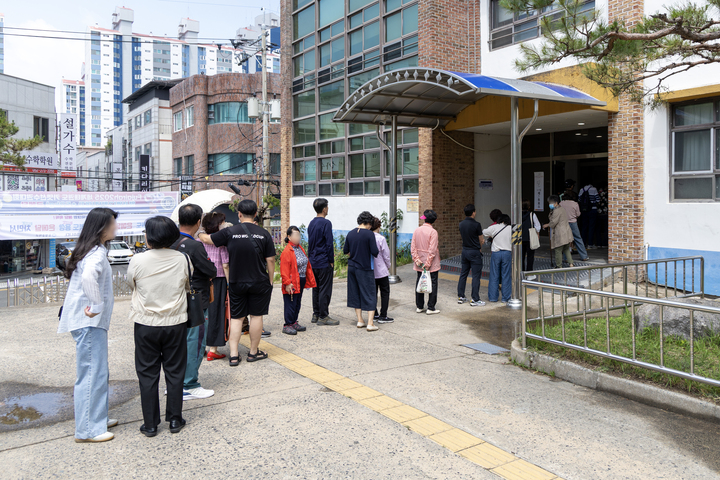 제21대 대통령 선거일인 3일 울산 남구 동평중학교에 마련된 '달동 제3투표소'에서 유권자들이 투표를 하기 위해 줄을 서 있다. 최지원 기자