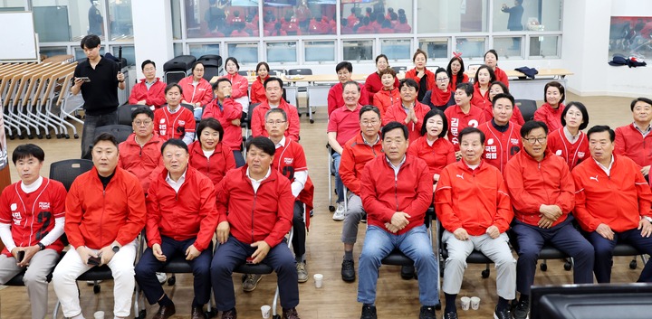국민의힘 울산시당 개표방송 상황실에서 방송 출구조사가 나오자 박성민 위원장을 비롯한 당직자 등 40여명이 표정을 갈무리하고 있다. 국힘 울산선대위 제공
