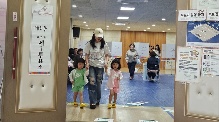 성바름(32) 씨는 3살 쌍둥이 딸들을 양손에 잡고 중구 태화동 제7투표소가 설치된 종합사회복지관을 찾았다.