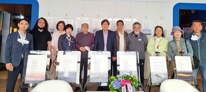 지난 2022년 7월 부산, 울산, 경남, 지역의 문학인 24명이 울산연안생태투어에 참여해 울산연안 생태를 보고 안타까운 현실을 시와 소설, 수필 등에 담아 책을 발간하고 전시를 열었다. 사진은 '고래와 바다 시' 전시회로, 맨 왼쪽이 오창헌 시인이다.
