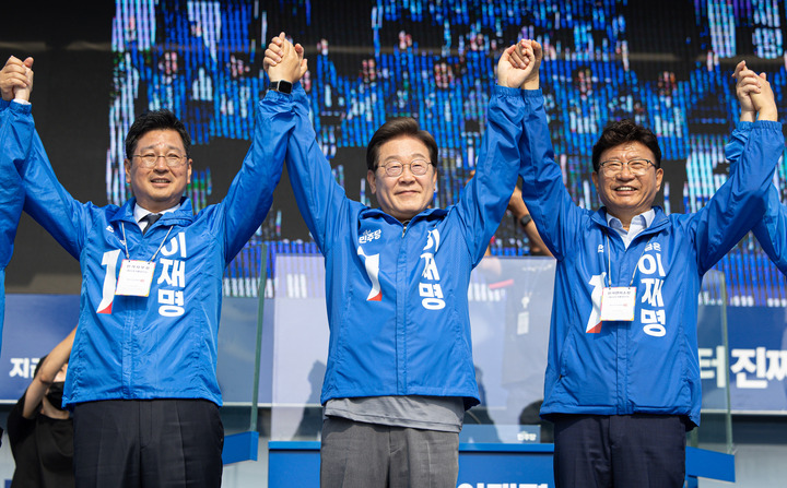 '험지 공략'에 나선 이재명 대통령이 지난 1일 울산 동구 일산해수욕장 앞에서 시민들에게 인사하고 있다. 연합뉴스