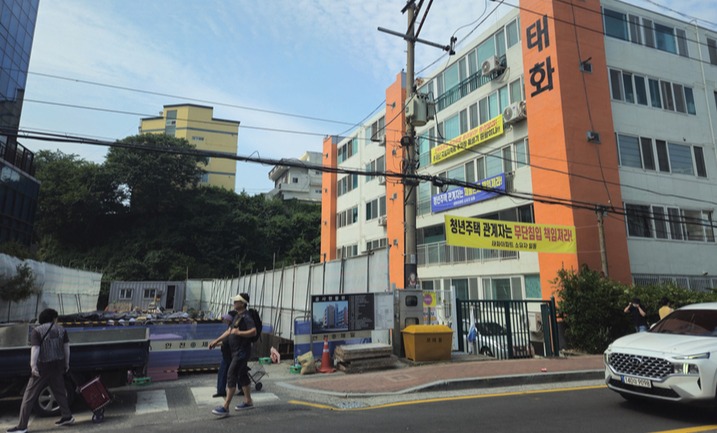 태화동 21-2 일대에 청년희망주택이 조성되고 있는 가운데, 인근 아파트에서 현수막을 내걸고 항의하고 있다.
