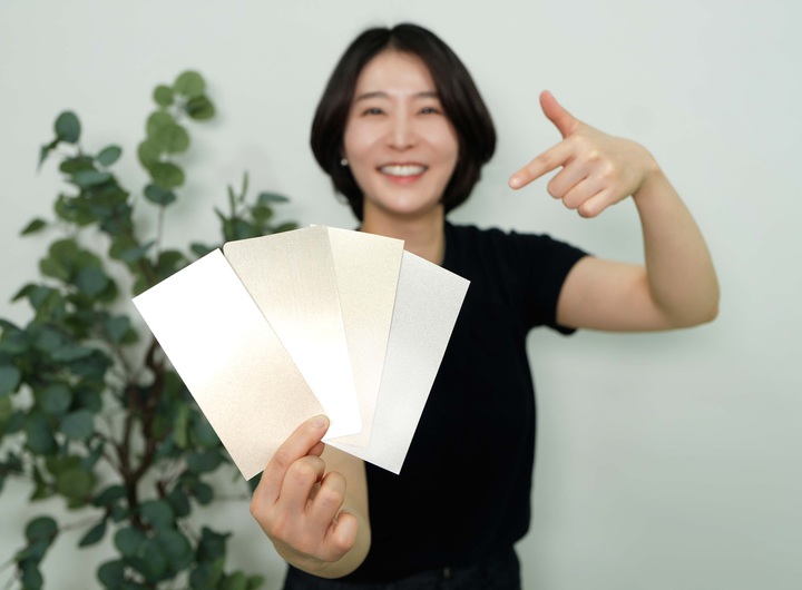 KCC 관계자가 실제 금속(좌에서 두번째)과 숲으로메탈릭을 칠한 종이(그 외 3개)를 비교하고 있다. KCC 제공