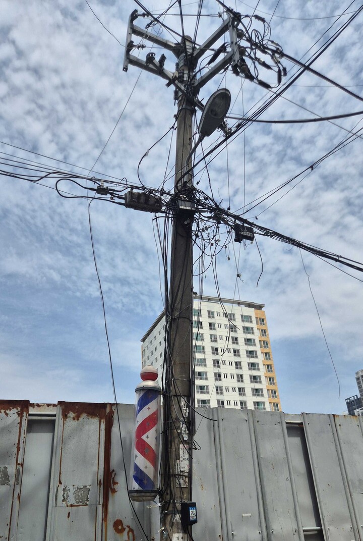 울산 야음동 재개발 지역의 한 전봇대에 끊어진 전깃줄이 방치돼 있다.