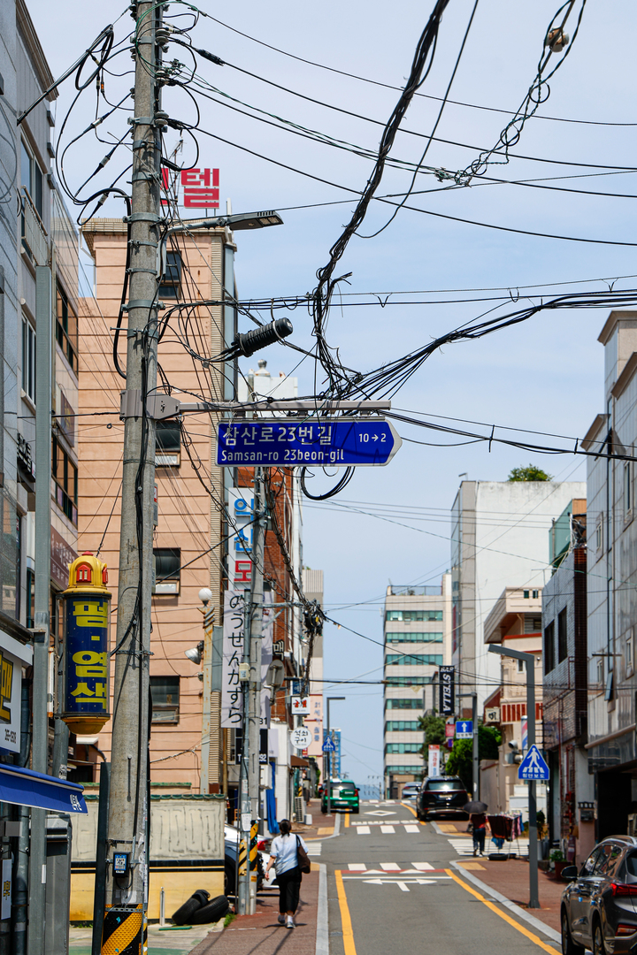 17일 울산 남구 신정동 일대 재개발 현장 인근에서 전선이 정리되지 않은 채 방치돼있어 정비가 시급하다. 최지원 기자