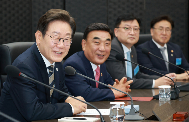 이재명 대통령이 20일 울산전시컨벤션센터에서 열린 인공지능(AI) 글로벌 협력 기업 간담회에서 참석자 발언을 듣고 있다. 연합뉴스