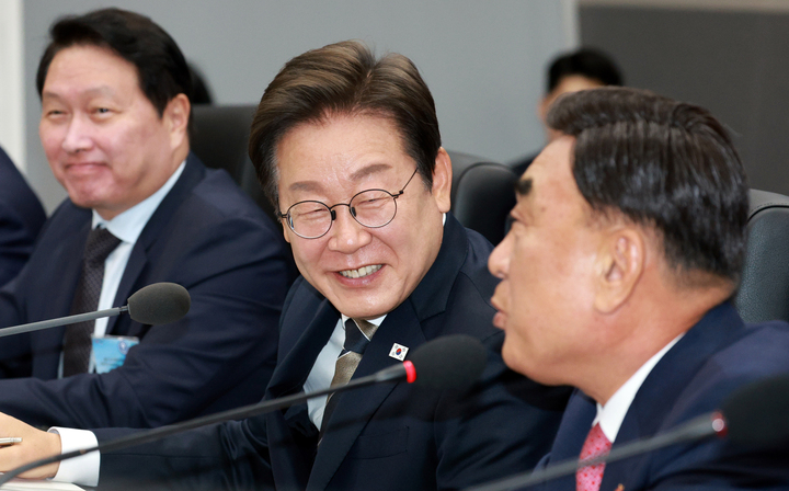 이재명 대통령이 20일 울산전시컨벤션센터에서 열린 인공지능(AI) 글로벌 협력 기업 간담회에서 김두겸 울산광역시장의 발언을 듣고 있다. 연합뉴스