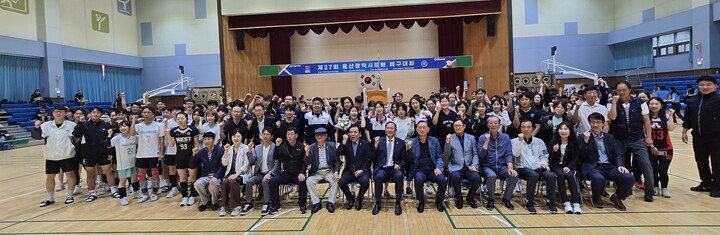 21~22일 양일간 전하체육센터에서 열린 '제27회 울산광역시장배 배구 대회'는 지역 내 배구 동호인 24개팀 280여명의 선수가 참가하며 성황리에 열렸다. 시체육회 제공