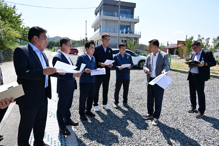 울주군의회 경제건설위원회 의원들이 지난 23일 범서읍 구영리 235-10 일원 하천부지에 조성된 태화강 개방주차장의 특혜성 논란과 관련해 현장 감사를 진행했다. 울주군의회 제공
