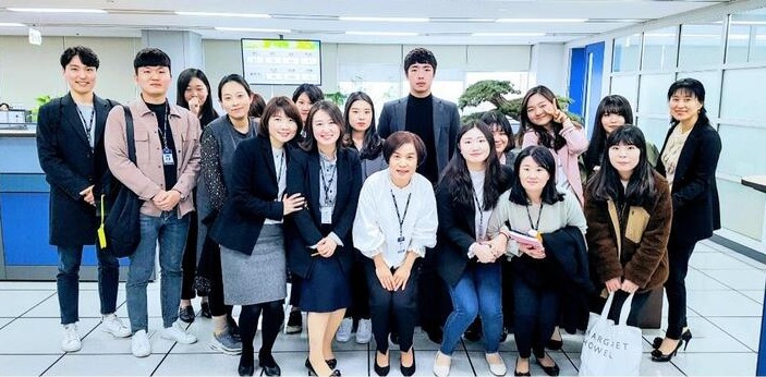 공단 고객센터 정덕남 실장(앞줄 가운데)과 직원들 모습.