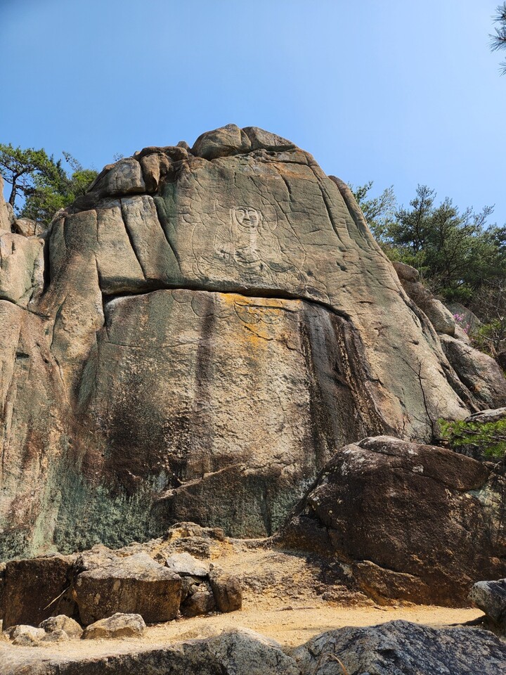 경주 삼릉계곡 선각여래좌상. 필자 제공