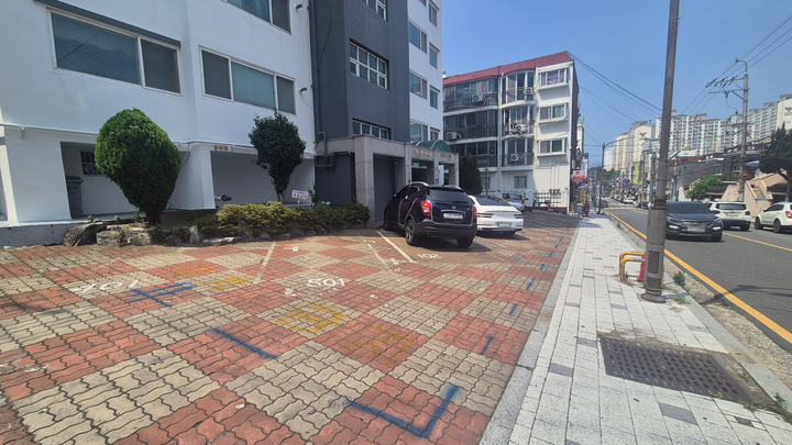 울산 남구 야음동의 한 아파트 입구 겸 주차장 부지를 두고 입주민과 토지 소유주 간 갈등이 커지고 있는 가운데, 소유주가 최근 해당 부지에 조립식 건물 설치를 예고하며 경계선을 표시하고 '주차금지' 문구를 적어뒀다.