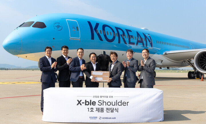 현대자동차·기아는 8일 인천시 중구 소재 대한항공 항공기 정비고에서 현대차·기아 로보틱스랩 현동진 상무, 대한항공 항공우주사업본부 정현보 상무 등이 참석한 가운데 산업용 착용로봇 '엑스블 숄더(X-ble Shoulder)'의 1호 전달식을 진행했다. (왼쪽부터)현대차·기아 로보틱스사업1팀 김종우 팀장, 현대차·기아 관절로보틱스팀 윤주영 팀장, 현대차·기아 로보틱스사업실 최리군 상무, 현대차·기아 로보틱스랩 현동진 상무, 대한항공 항공우주사업본부 정현보 상무, 대한항공 항공우주사업본부 기술3팀 신도훈 팀장, 대한항공 항공우주사업본부 사업기획팀 이대일 팀장.