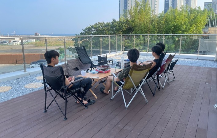 지난 7일 저녁 방어진문화센터 숙박시설을 이용 중인 청년들이 옥상에서 바비큐파티를 하고 있다. 동구도시재생지원센터 제공