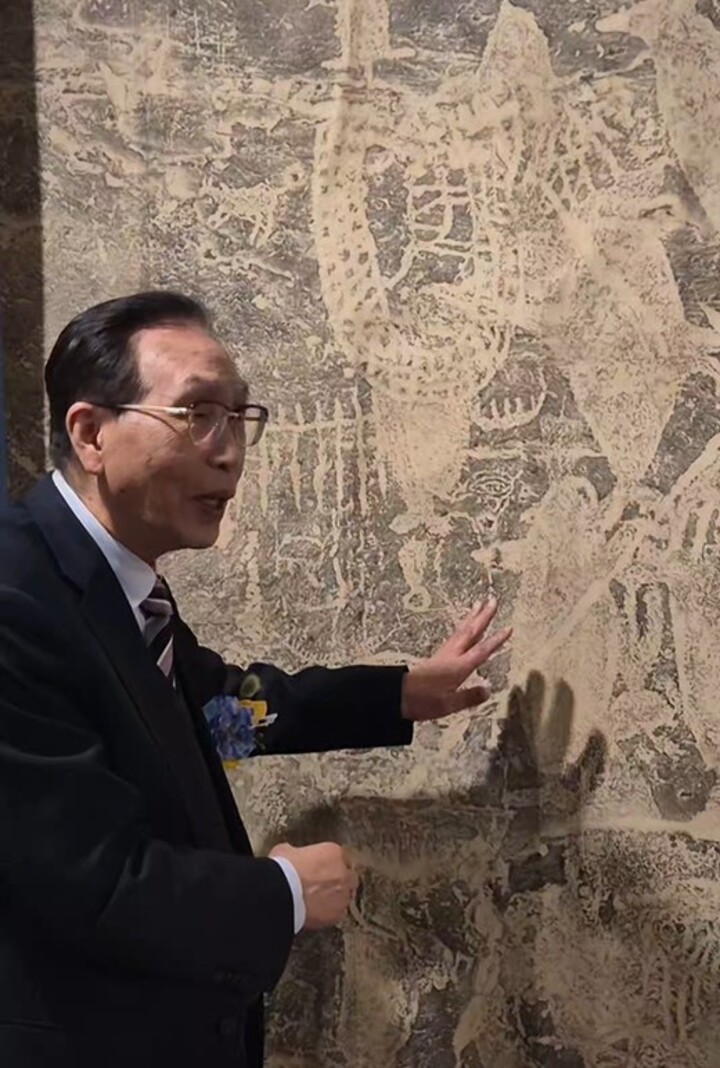 대곡리 반구대 암각화 탁본 앞. 문명대교수 제공