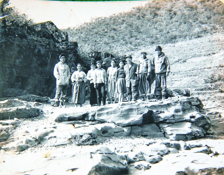 동국대 발굴조사단이 1970년 12월 24일 천전리 각석을 발견한 후 이듬해인 1971년 봄 1차 조사 때 발굴단이 동네주민들과 촬영한 사진. 가장 왼쪽이 문명대 동국대 명예교수, 석굴암 조사를 주도한 황수영 전 동국대 총장(오른쪽에서 세 번째) 등이다.사진=문명대교수