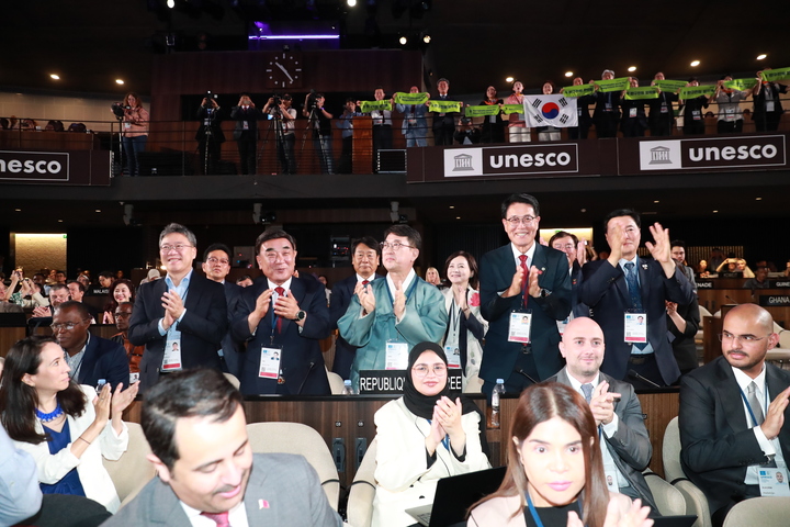지난 12일(현지시간) 프랑스 파리에서 열린 제47차 세계유산위원회에서 '반구천의 암각화'가 유네스코 세계유산 등재가 확정되자 김두겸 울산시장과 최응천 국가유산청장, 이윤철 울산상공회의소 회장, 이순걸 울주군수 등이 환호하고 있다. 울산 반구천 암각화가 등재되면서 우리나라는 17개의 세계유산을 보유하게 됐다. 울산시 제공